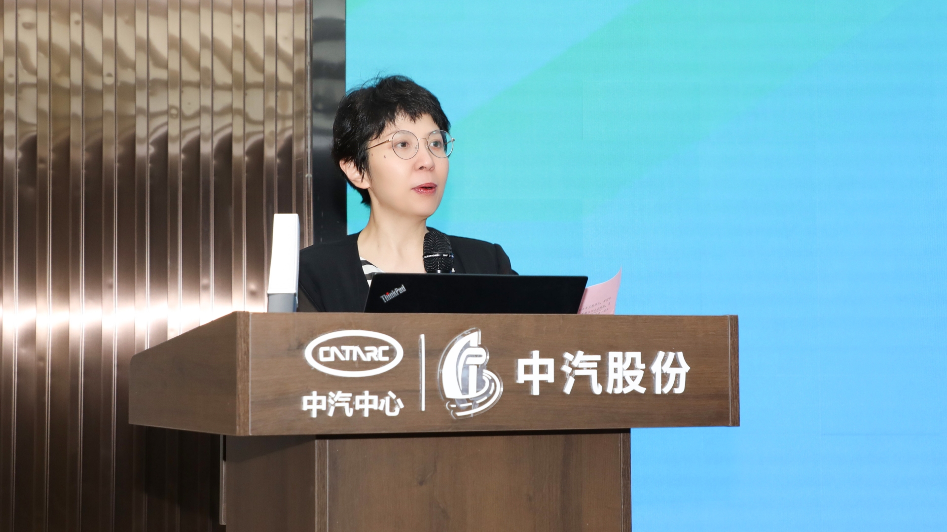战静静讲话.jpg