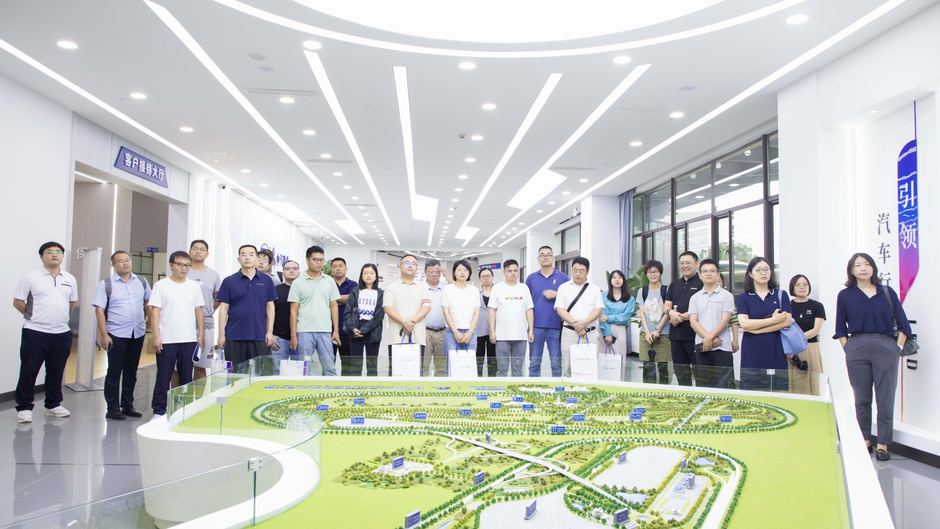 沙盘参观.jpg